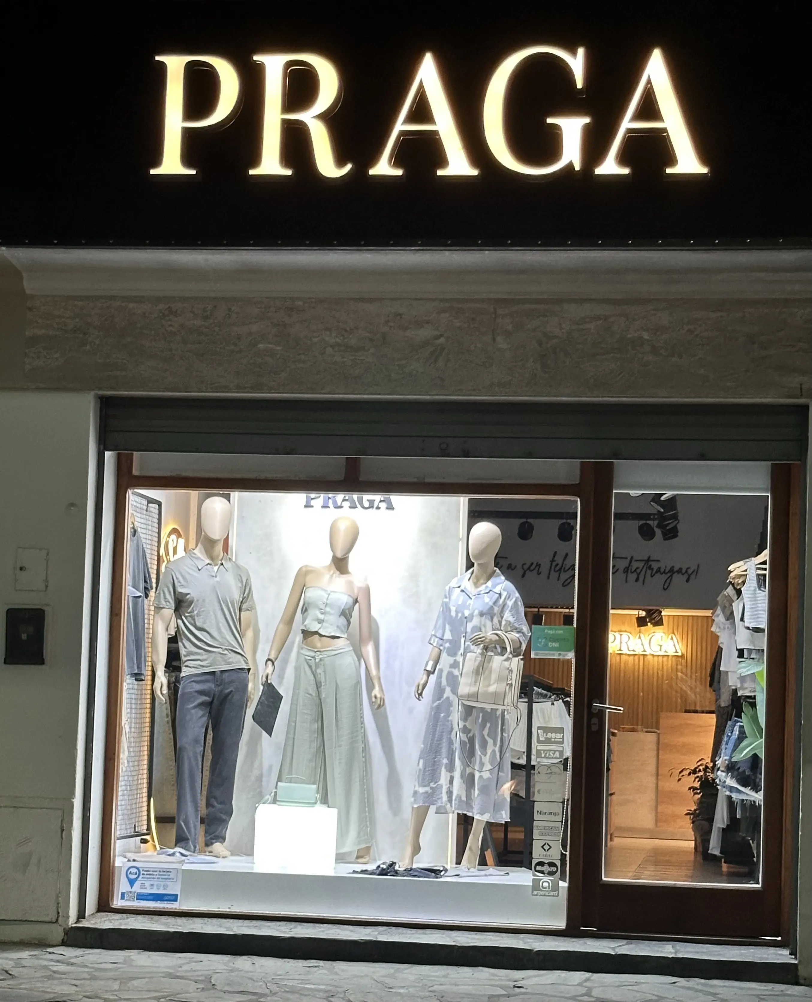 Fachada de Praga en Coronel Pringles, Buenos Aires